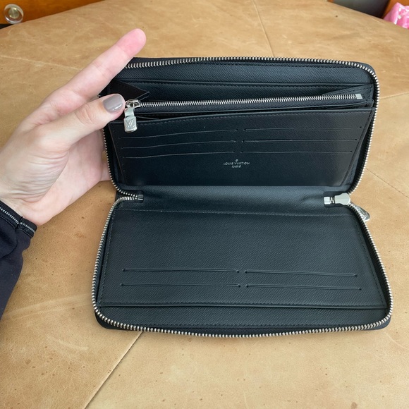 Authentic Louis Vuitton Zippy Wallet - Damier Graphite Canvas - Picture 5 of 6